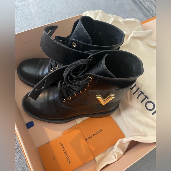 Louis Vuitton boots. Size 36. Black with gold hardware. - Picture 3 of 13